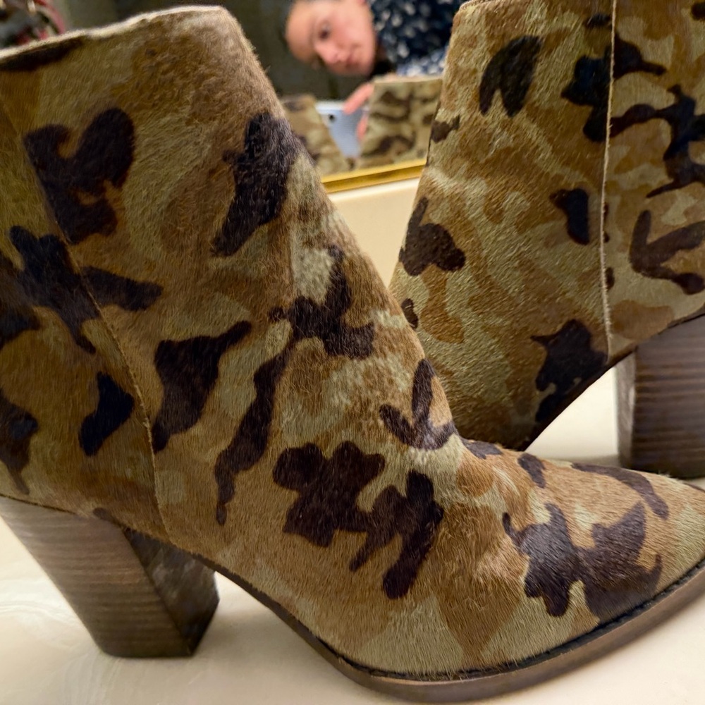 Lucky Brand camo Print Ankle Boots women’s 8